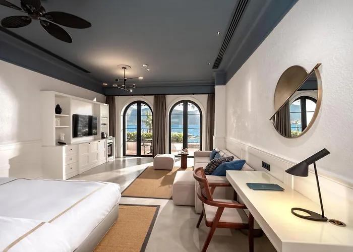 Deluxe Beachfront King Room